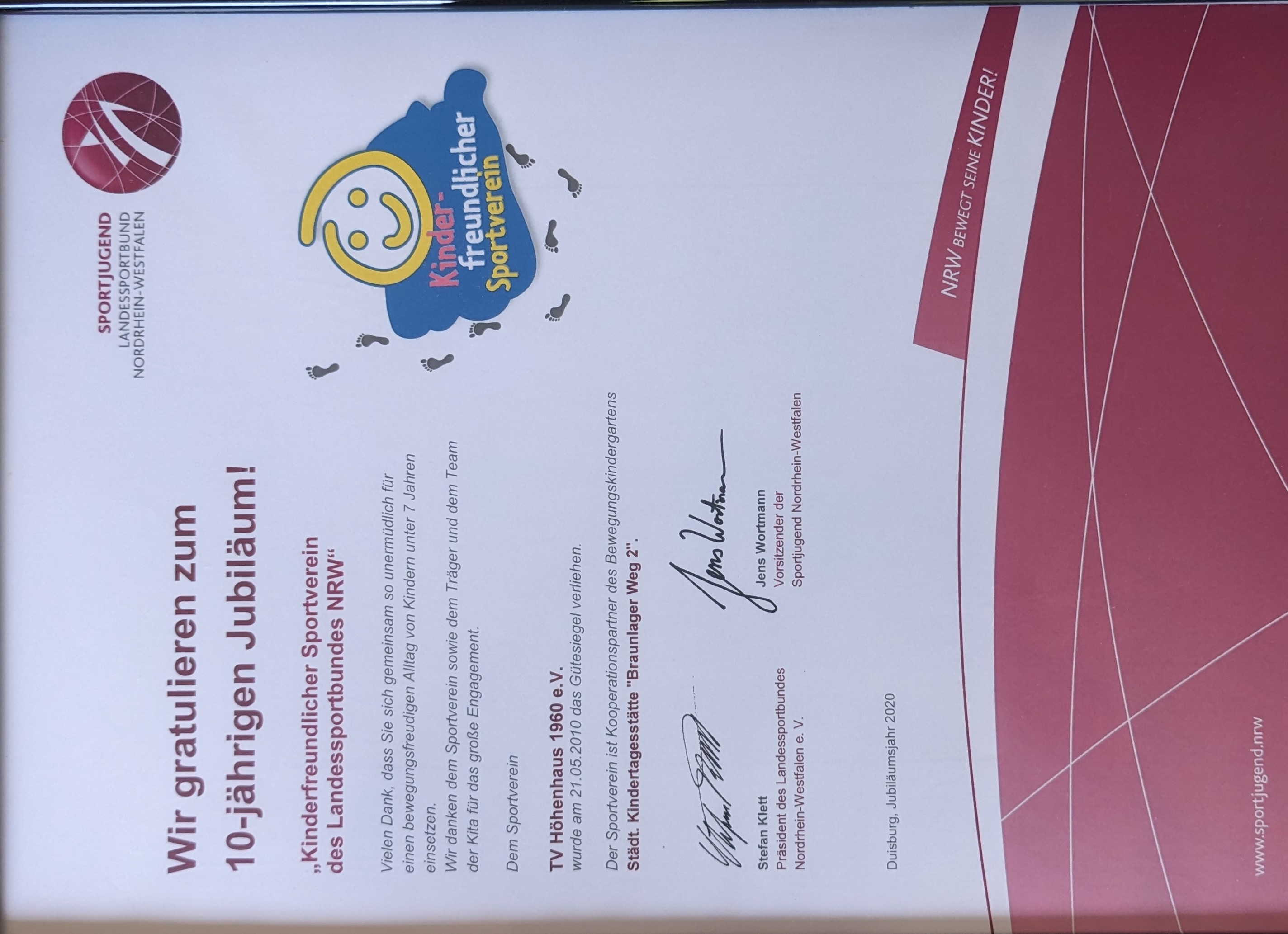 Foto Urkunde 10 Jubiläum Bewegeungskita.jpg